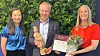 Prisvinner Morten Løvstad fra Sogeti, her avbildet med Jane Xia (til v.) som leder ODA Awards og ODA-leder Kristin Hofer Næss.