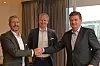 Nå blir det norsk drift av Norges nasjonale dataknutepunkt for kraftbransjen: (fra v.) Fredrik Ohlsén i Basefarm, Dagfinn Ringås i Sysco og Elhub-sjef Tor Bjarne Heiberg. Foto: Terje Borud