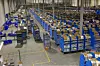 I stedet for at lagerarbeidere flyr mellom reolene, sørger Kiva-robotene for at det er lagerhyllene som 'flyr'. Bilde: Kiva Systems