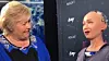 Erna Solberg i samtale med roboten Sophia under en Evry-konferanse tidligere i år.