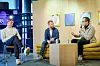 Vibelabs-gründerne Simon Strumse (t.v.) og Christian von Hanno snakker om vibbekoding med Martin Jensen (t.h.), som er leder for kunstig intelligens og transformasjon i Try, under Oslo Innovation Week. Foto: Miles H. T. Flikke