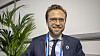 Nøytral: Digitaliseringsminister Nikolai Astrup var ikke fornøyd med å gå med messens standardbånd for legitimasjon som var sponset av Huawei. Han hadde fått ett fra Nokia og ett fra Ericsson også, fordi han ønsket å være nøytral.
