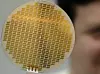 10 cm grafen-wafer laget ved Penn State. Den inneholder mer enn 22 tusen enheter og teststrukturer.