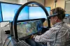 En testpilot hos Airbus Defence and Space tester en ny, brillebasert teknologi som lar piloten styre ulike systemer i en kampflycockpit ved hjelp av håndbevegelser. Foto: Airbus Defence and Space
