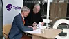 Sverre Gotaas, administrerende direktør for Herøya Industripark signerer en avtale om samarbeid med administrerende direktør i Telia Norge, Stein-Erik Vellan i Telias 5G-lab. Foto: Håvard Fossen