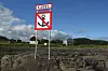 Allerede før Kysttele hadde satt sin kabel i drift i september 2007, hadde Hurtigruten klart å ryke kabelen ved hjelp av et malplassert anker. Skilt som dette skal motvirke slike hendelser.