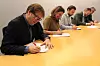 Fra venstre: Administrerende direktør i Brakar Terje Sundfjord, administrerende direktør i Agder kollektivtrafikk Siv Wiken, strategi og utviklingssjef i Kolumbus Audun Solheim, administrerende direktør i Ruter Bernt Reitan Jenssen og direktør Østfold Kollektivtrafikk Børre Johnsen signerer samarbeidsavtalen.