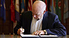 Montanas guvernør Greg Gianforte signerte onsdag loven som forbyr Tiktok i delstaten fra 1. januar 2024.