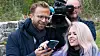 Digitaliseringsminister Nikolai Astrup får teste utvidet virkelighet (AR) via 5G, her hjulpet av ukrainske Mariia Tintul, prosjektleder i Pictury Tale.
