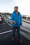 Bjørn Amundsen i Telenor med en av parkeringssensorene i hånda. Når han skal sette nyheten inn i et historisk perspektiv og beskrive hvor stort tingenes Internett og NB-IOT er, sier han det er 'større enn SMS, like stort som 3G'. Foto: Varog Kervarec
