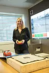 Sofia Tropé har ståltro på NB-IOT. Her er hun avbildet med en radiostyrt lekebil som demonstrerer hvordan de smarte p-plassene fungerer (klikk for større bilde). Foto: Varog Kervarec