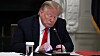 Donald Trump slipper fremdeles ikke inn på Facebook og Twitter. Bildet ble tatt under en rundebordskonferanse om å lette på Korona-tiltak i USA i juni i fjor - mens Trump fremdeles kunne twitre så mye han lystet.