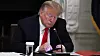 Donald Trump slipper fremdeles ikke inn på Facebook og Twitter. Bildet ble tatt under en rundebordskonferanse om å lette på Korona-tiltak i USA i juni i fjor - mens Trump fremdeles kunne twitre så mye han lystet.