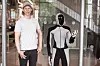 1X-gründer Bernt Børnich sammen med en Neo-robot.