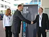Daglig leder Sigmund Berle Jensen i GS1 Norway tar i mot nærings- og handelsminister Trond Giske som torsdag åpnet GS1 Smart Centre, Nordens første innovasjonssenter for effektiv handel og logistikk.