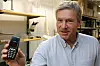 Tormod Nymoen er markedssjef for Europa i Ibas Ontrack. Her holder han en helt spesiell mobiltelefon vi skal komme tilbake til i en senere sak. Foto: Harald Brombach