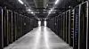 Servere står på rekke og rad i Metas datasenter i Odense.