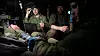 Combat medic Tinius Fjærn prøver å redde en såret soldat med en lege på øyet, mens opplæringsansvarlig i Bliksund, Otto Andre Haaland, assisterer ved siden av. I forgrunnen jobber medic Lars Olav Joa med pasienten.