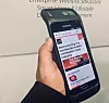 LiFi-mobil: Det er mulig å ha en dokk rundt mobilen med LiFi-sensor. Men særlig populært blir det nok ikke annet enn til demo. Foto: PureLiFi