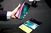 En journalist holder den nye Samsung Galaxy S10-telefonen på et pressearrangement i London. Foto: REUTERS/HENRY NICHOLLS