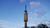 Det er ikke lenger bruk for Tryvannstårnet. Oslos kanskje mest kjente landemerke kan forsvinne fra hovedstadens skyline. Det utelukkes ikke at tårnet kan bli revet. Da FM-nettet ble slukket var det også slutt for de tekniske installasjonene i Tryvannstårnet, som står plantet på et høydedrag 500 meter over hovedstaden. Turistene takket for seg i 2004, og i årenes løp har tårnet også mistet de fleste andre funksjoner. Illustrasjonsfoto.