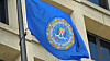 Flagg med FBIs emblem, fotografert utenfor J. Edgar Hoover-bygningen i Washington D.C.