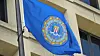 Flagg med FBIs emblem, fotografert utenfor J. Edgar Hoover-bygningen i Washington D.C.