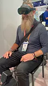 Yngvar Ugland prøver VR under CES 2023. Foto: Privat