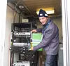 Sjefsarkitekt for mobilnett i Telenor Norge, Petter Aglen, viser her fram utstyret som utgjør kjernen i et rent militært 5G-nett, plassert i en tilhenger for å kunne fraktes rundt. Foto: Håvard Fossen