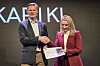 Øyvind Husby, direktør i Tek Norge, vil bruke statens innkjøpsmakt til å bygge den kompetansen landet trenger. Her overleverer han rapporten Nordisk mesterskap i KI til digitaliseringsminister Karianne Tung under Tek-konferansen 2026. Norge fikk forresten fjerdeplass i konkurransen. Eller sisteplass, om du vil.