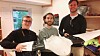 Herman Øie Kolden (til venstre), Bernhard Paus Græsdal og Lars Erik Fagernæs med den første dronemodellen de utviklet. Det er ikke den som nå skal transportere blodprøver mellom Røros og Trondheim.