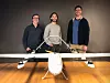 Herman Øie Kolden (til venstre), Bernhard Paus Græsdal og Lars Erik Fagernæs med siste versjon av transportdronen til Aviant, selskapet de tre NTNU-studentene har startet opp.