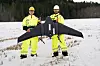 Bernhard Paus Græsdal og Herman Øie Kolden under uttesting av transportdronen de har utviklet. Foto: Aviant