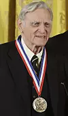 John Goodenough er med sine 97 år den eldste prisvinneren i nobelprisens historie. Her fra 2013. Foto: Charles Dharapak / AP / NTB scanpix
