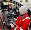 Nicolai Gerrard fra Nkom og Vegvesenets Tomas Levin med en testbil full av jammere. Foto: Testnor