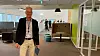 Jørn Leonhardsen er IT-direktør i Skatteetaten. Her står han i IT-divisjonens kontorlandskap i Skatteetatens bygg på Helsfyr i Oslo.