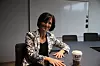 Microsoft Norge-sjefen klarer seg fint uten eget kontor. Møtene kan like gjerne tas på kaffebar, eller et av selskapets utallige nye rom og soner – som ifølge Kimberly Lein-Mathinsen er laget for enhver sinnsstemning og kreative form. Foto: Marius Jørgenrud