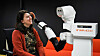 For at interaksjonen med roboter skal være så god som mulig er det viktig å forske. Derfor skal forskerne be robotene gjøre mange ulike oppgaver og se hvordan brukerne opplever dem. Her demonstrerer van Otterdijk at roboten TiaGo tar på henne leppestift.