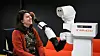 For at interaksjonen med roboter skal være så god som mulig er det viktig å forske. Derfor skal forskerne be robotene gjøre mange ulike oppgaver og se hvordan brukerne opplever dem. Her demonstrerer van Otterdijk at roboten TiaGo tar på henne leppestift.