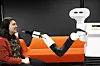For at interaksjonen med roboter skal være så god som mulig er det viktig å forske. Derfor skal forskerne be robotene gjøre mange ulike oppgaver og se hvordan brukerne opplever dem. Her demonstrerer van Otterdijk at roboten TiaGo tar på henne leppestift. Foto: Elina Melteig/UiO
