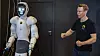 Gründer og daglig leder Bernt Børnich i 1X Technologies (tidligere Halodi Robotics) sammen med roboten Eve.