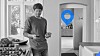 Mann som bruker Bluetooth-støtten i mobilen til å finne en gjenstand i et annet rom.
