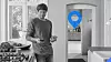 Mann som bruker Bluetooth-støtten i mobilen til å finne en gjenstand i et annet rom.