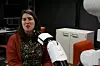 Roboten kan til og med ta på leppestift. Her ser du resultatet etter at van Otterdijk har blitt sminket av TiaGo. Foto: Elina Melteig/UiO