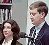 Edward Felten fra Princeton University og juridisk sjef Cindy Cohn fra EFF forteller 6. juni 2001 at de innleder en juridisk prosess for å få lov til å offentliggjøre forskningen som førte til oppdagelsen om hvordan den digitale vannmerkings-teknologien fra Verance kunne brytes. Foto: Electronic Frontier Foundation