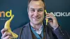 Hva med en banan: Nordensjef i HMD, Ossi Korpola vet hvilken som kan spises og hvilken han kan snakke i.