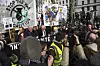 Kjendiser, musikere og politikere deltok i en demonstrasjon i London lørdag mot at WikiLeaks-grunnlegger Julian Assange utleveres til USA. Assanges far John Shipton fikk følge av blant andre klesdesigneren Vivienne Westwood. Foto: Alberto Pezzali / AP Photo