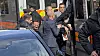 Britisk politi tvinger WikiLeaks-gründeren Julian Assange inn i en politibil utenfor Ecuadors ambassade i London.