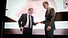 Forsvarsminister Bjørn Arild Gram mottar nye fagmilitære råd for Forsvarssjefen, general Eirik Kristoffersen i 2023. Foto: Eirik Urke