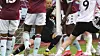 Aston Villas norske målvakt Ørjan Nyland med ballen i hendene inni målet. Men dommerens klokke vibrerte ikke, og det ble aldri mål. Ingen hadde tenkt på at teknologien ikke kunne virke.